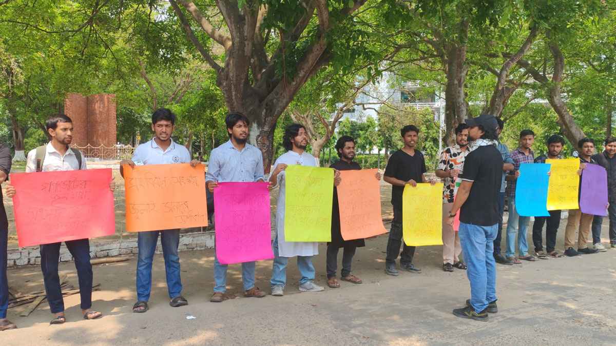 জুলাই সনদ ও গণভোটের রায় বাস্তবায়নের দাবিতে চবিতে মানববন্ধন