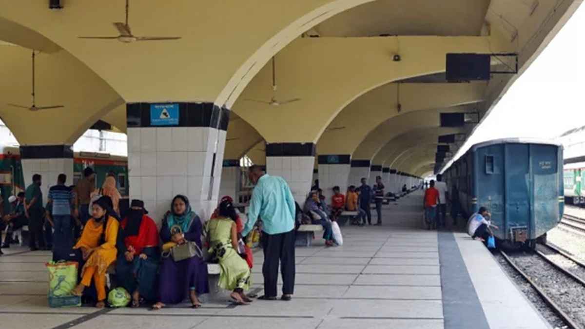 কমলাপুরে চলন্ত ট্রেনে উঠতে গিয়ে প্রাণ গেল নারীর