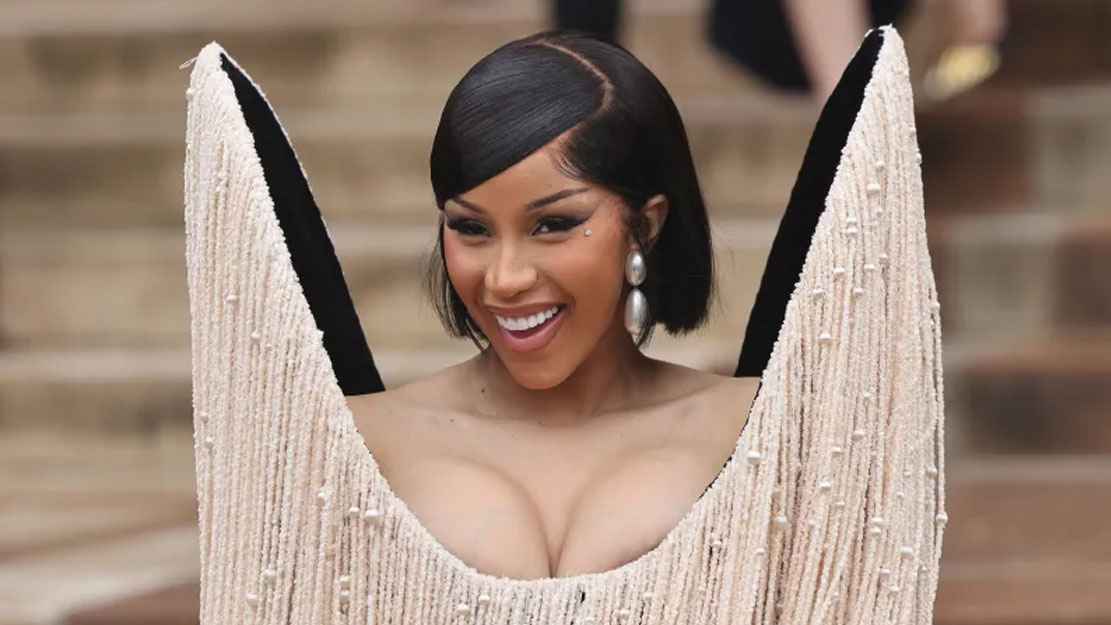 প্রতারণার শিকার জনপ্রিয় গায়িকা, খোয়ালেন ৭৩ লাখ টাকা