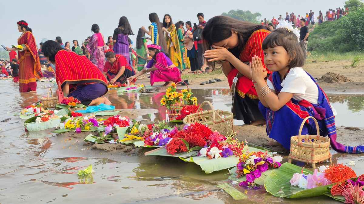 নদীর পাড়ে ফুল রেখে ফুল বিজু উৎসব শুরু