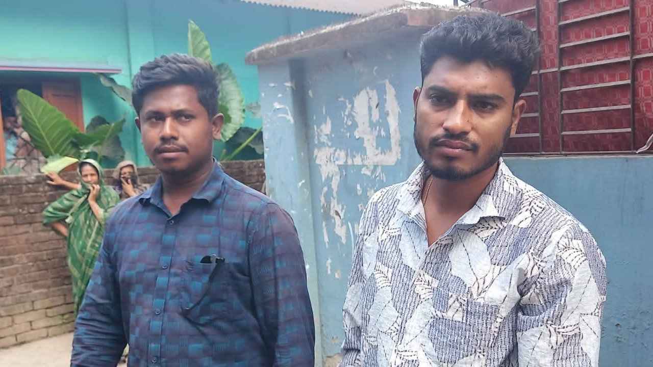 খুলনায় সাংবাদিক পরিচয়ধারী দুই যুবক অস্ত্রসহ আটক