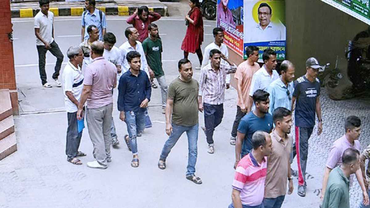 খুলনা প্রেস ক্লাবে সাংবাদিকদের ওপর হামলা, বিক্ষোভ-সড়ক অবরোধ