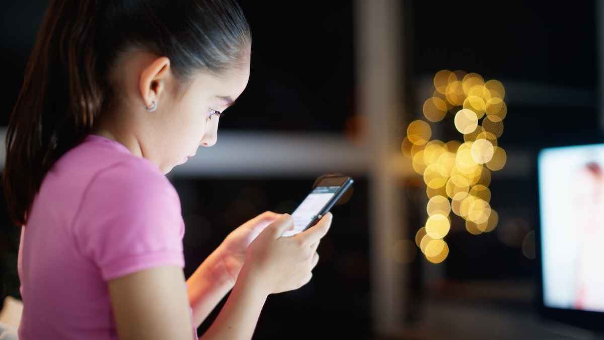 কত বছর বয়সের আগে শিশুদের হাতে স্মার্টফোন তুলে দেওয়া উচিত নয়?