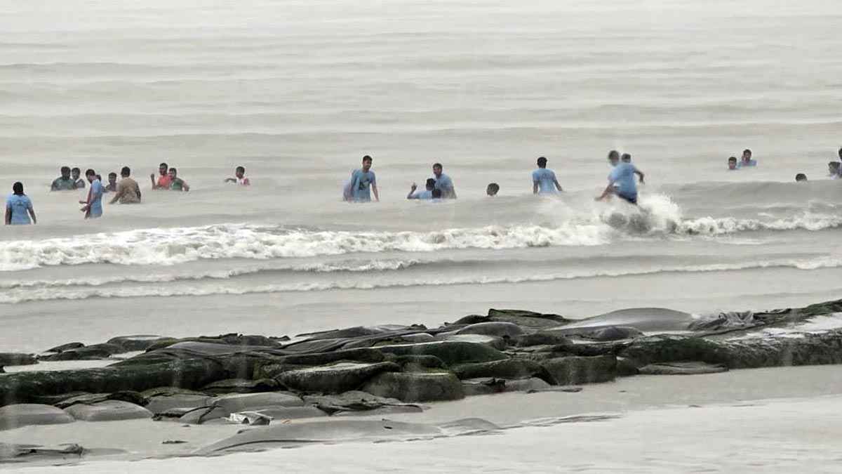 বৈরী আবহাওয়া উপেক্ষা, কুয়াকাটা সৈকতে মেতেছেন পর্যটকরা