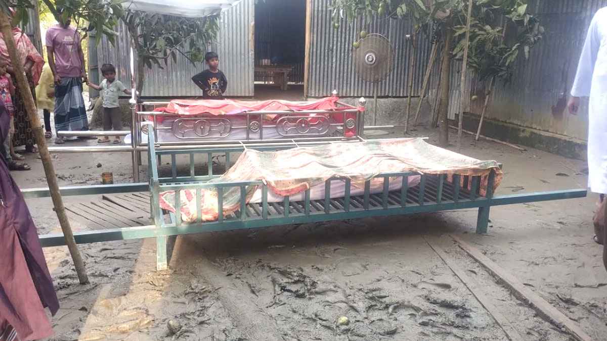 ১২ দিনের নবজাতক রেখে বাবার বিদায়, পাশে চিরনিদ্রায় রাজকন্যা