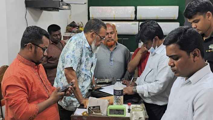 কুষ্টিয়ায় চড়া দামে গ্যাস বিক্রি, দুই প্রতিষ্ঠানকে লাখ টাকা জরিমানা