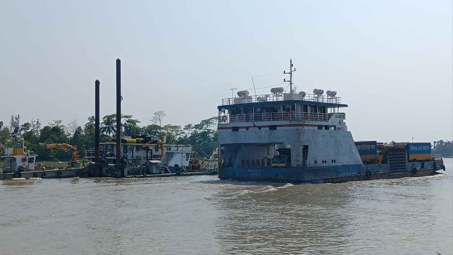 বৈরী আবহাওয়ায় লক্ষ্মীপুরে ফেরি চলাচল বন্ধ