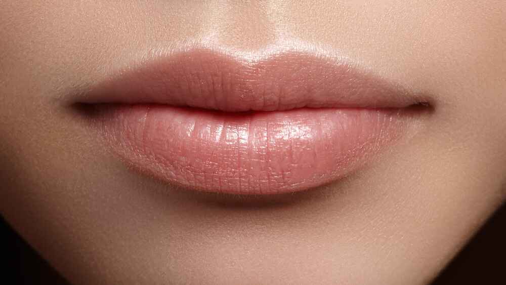 ঠোঁটের কালো দাগ দূর করার ঘরোয়া উপায়