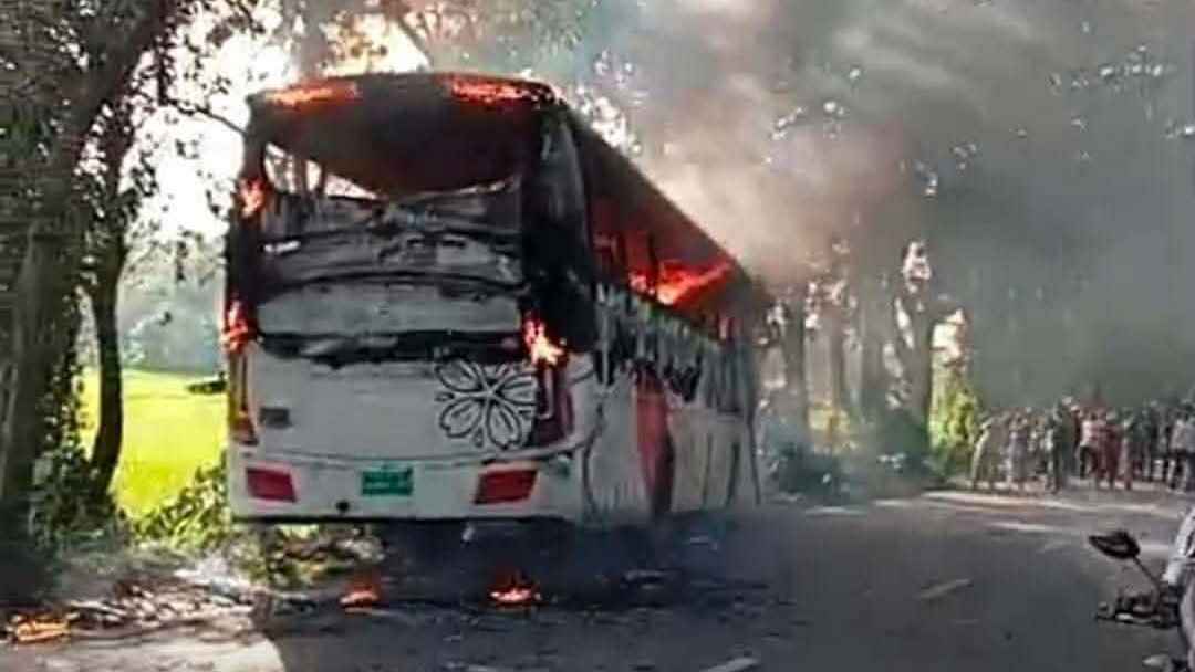 মাদারীপুরে যাত্রীবাহী বাস আগুন, নিহত ১