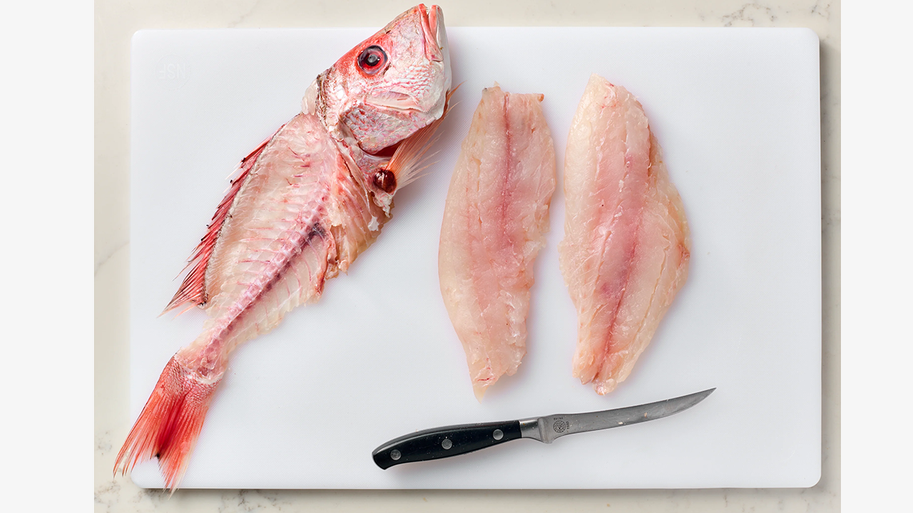 কাঁটা ফেলে মাছ কাটার এই কৌশল অনেকেরই অজানা!