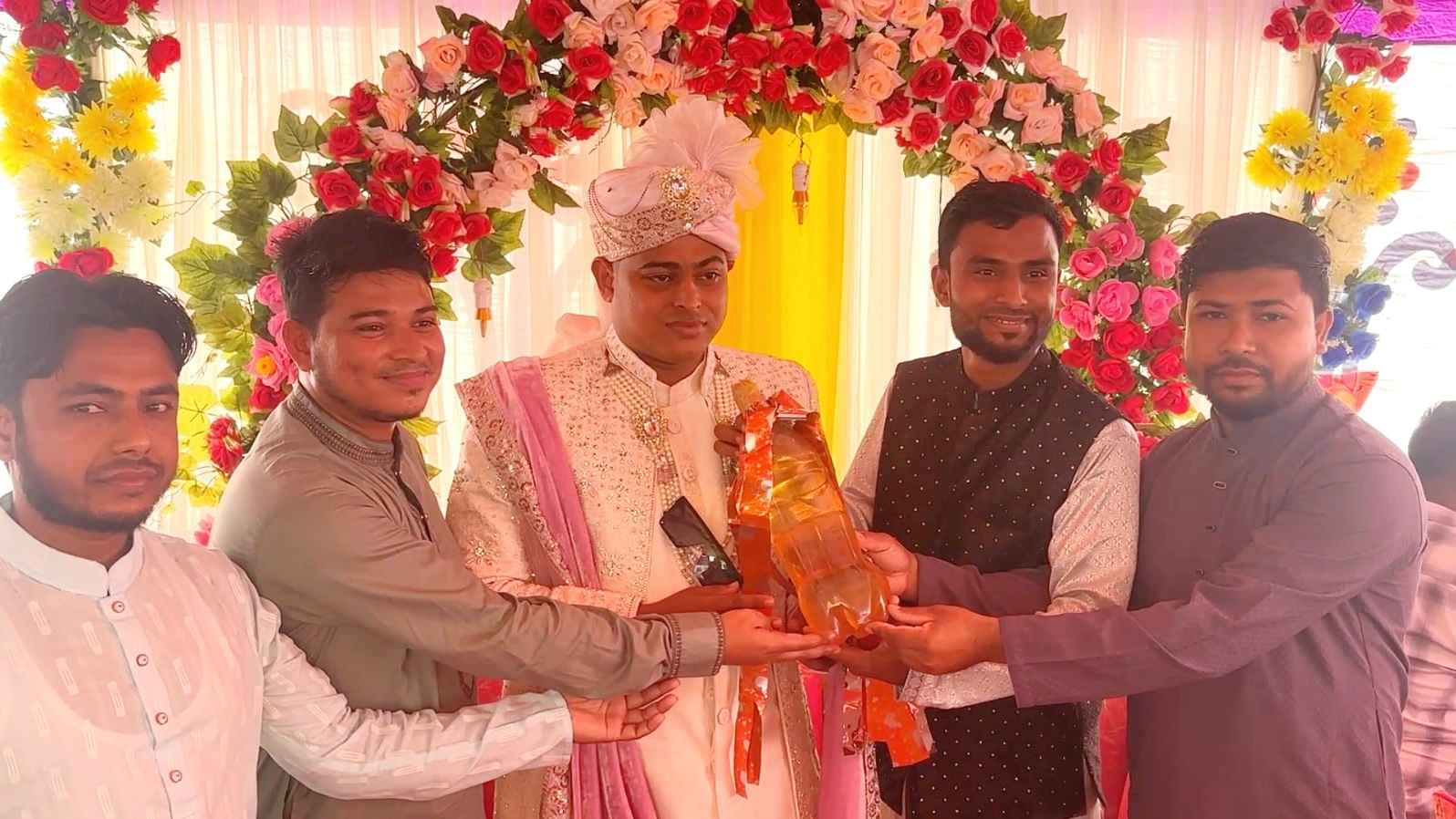 মৌলভীবাজারে বন্ধুর বিয়েতে অকটেন উপহার