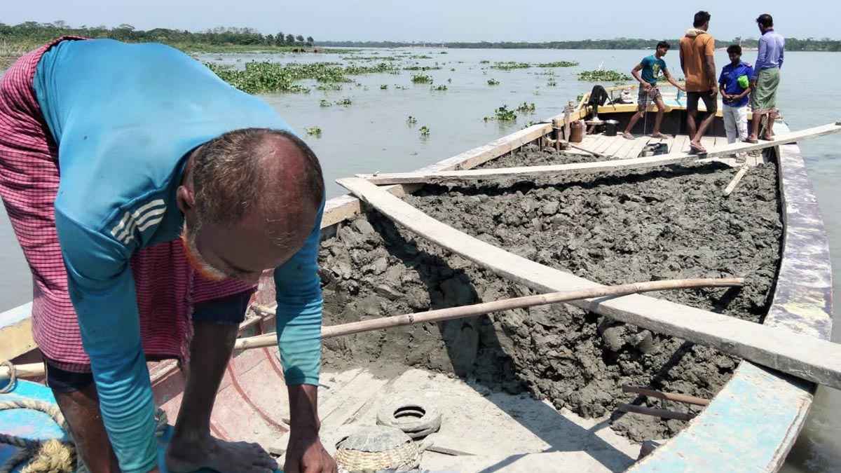 নেছারাবাদে খাস জমির মাটি কাটায় ৩ ইটভাটাকে জরিমানা