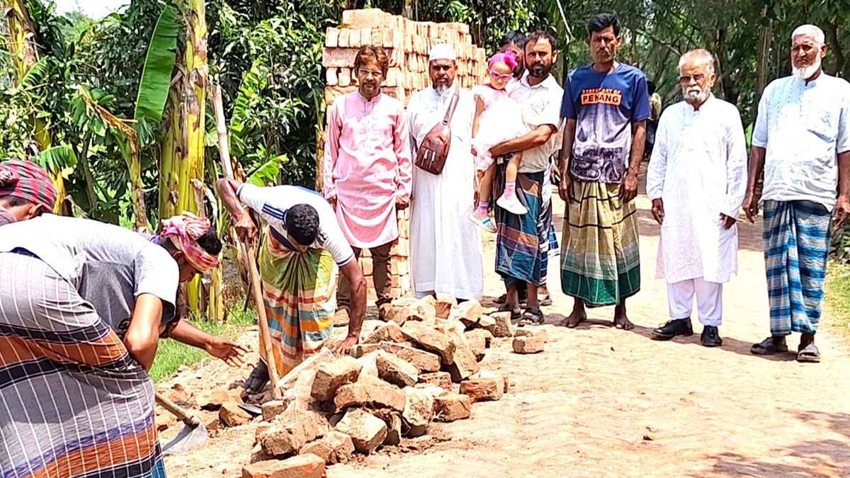 ঢাকা মেইলে সংবাদের পর ভাঙা সড়কের সংস্কার কাজ শুরু
