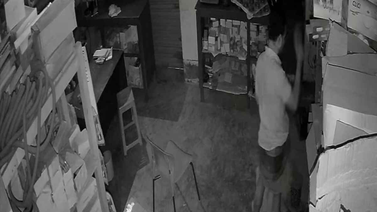 গাংনীতে দোকানের টিন কেটে ৩ লাখ টাকার মালামাল চুরি