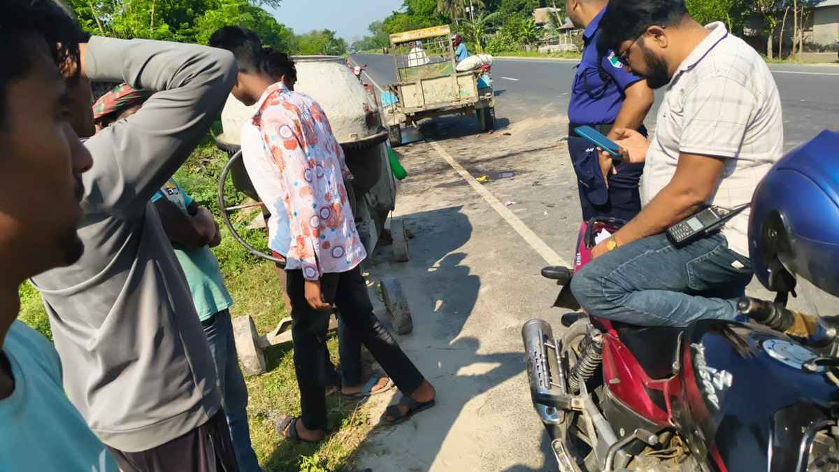 গাংনীতে ট্রলি উল্টে পা হারালেন নির্মাণ শ্রমিক, আহত ৬