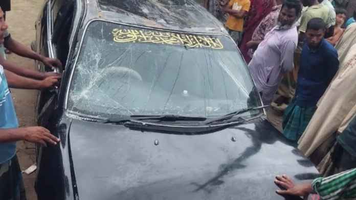 নিয়ন্ত্রণ হারিয়ে বাড়িতে ঢুকে পড়লো মাইক্রোবাস, গাঁজাসহ চালক আটক 