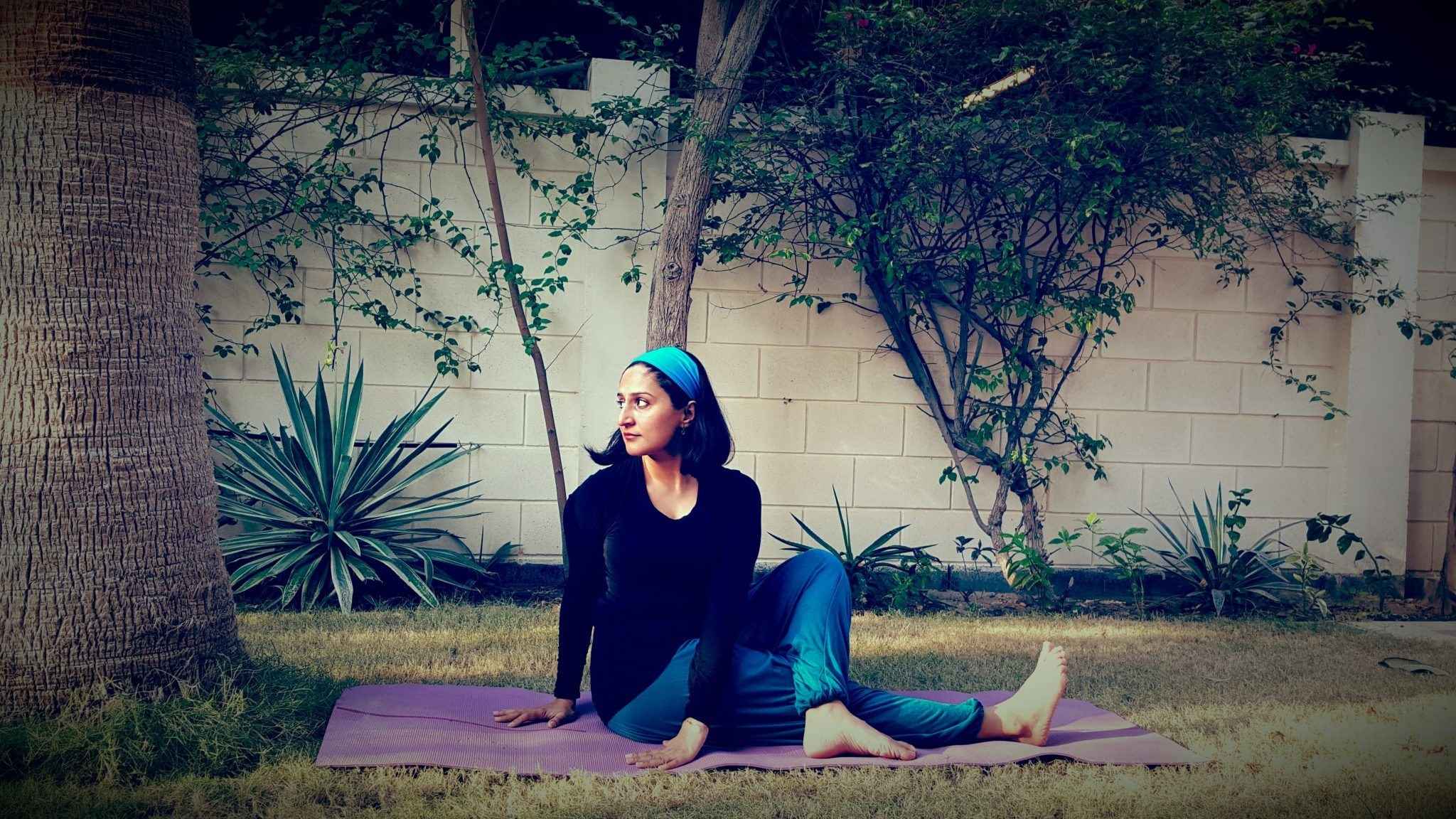 পিঠের যন্ত্রণা কিছুতেই কমছে না? ‘মেরু বক্রাসনে’ মিলবে আসান