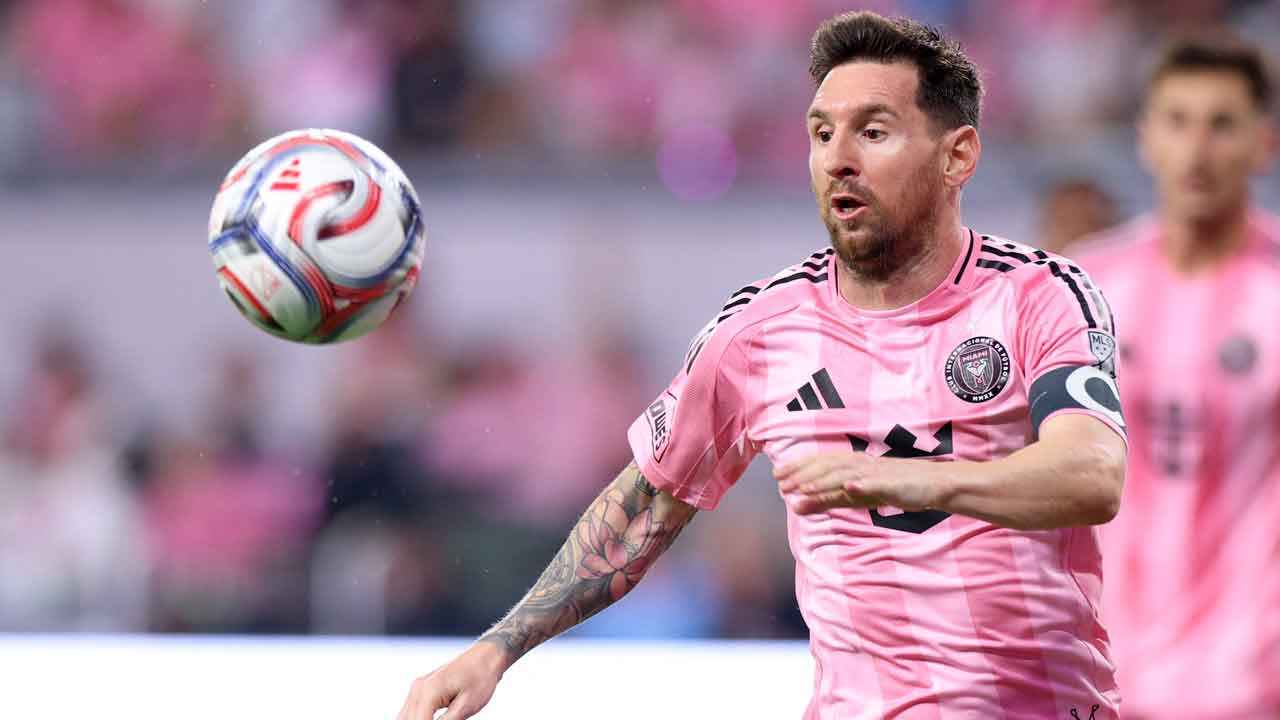 নতুন ঘরে প্রথম গল্প লিখলেন মেসি