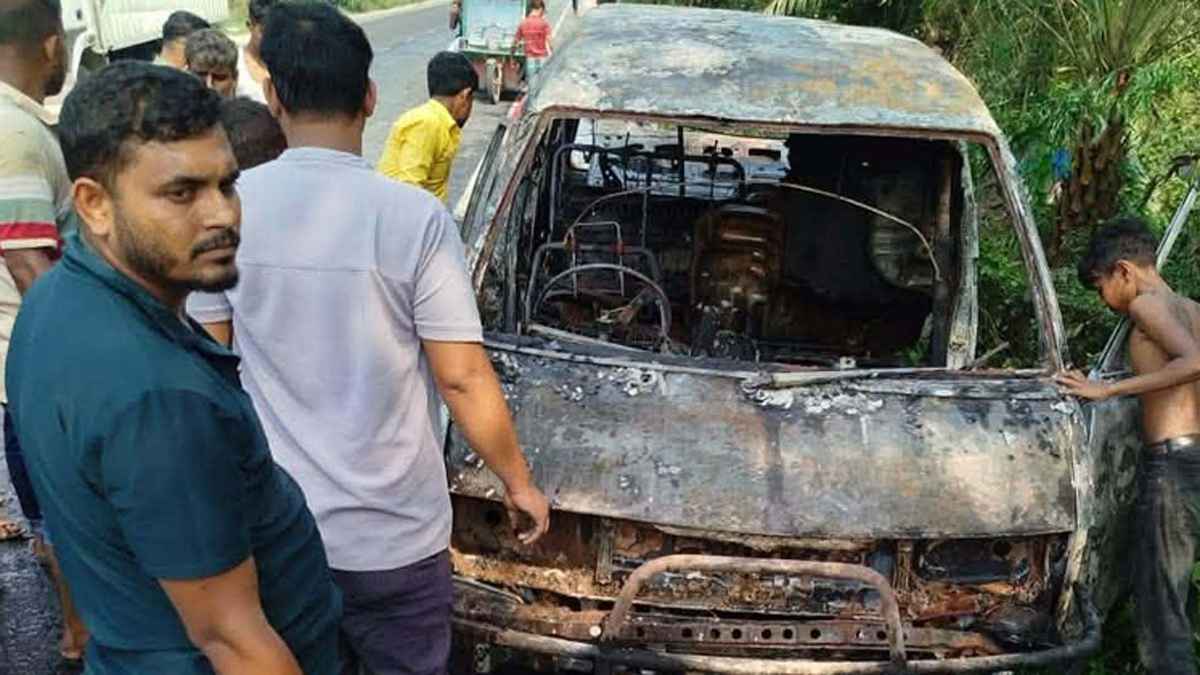 বগুড়ায় জ্বালানি তেল নিতে গিয়ে মাইক্রোবাসে আগুন