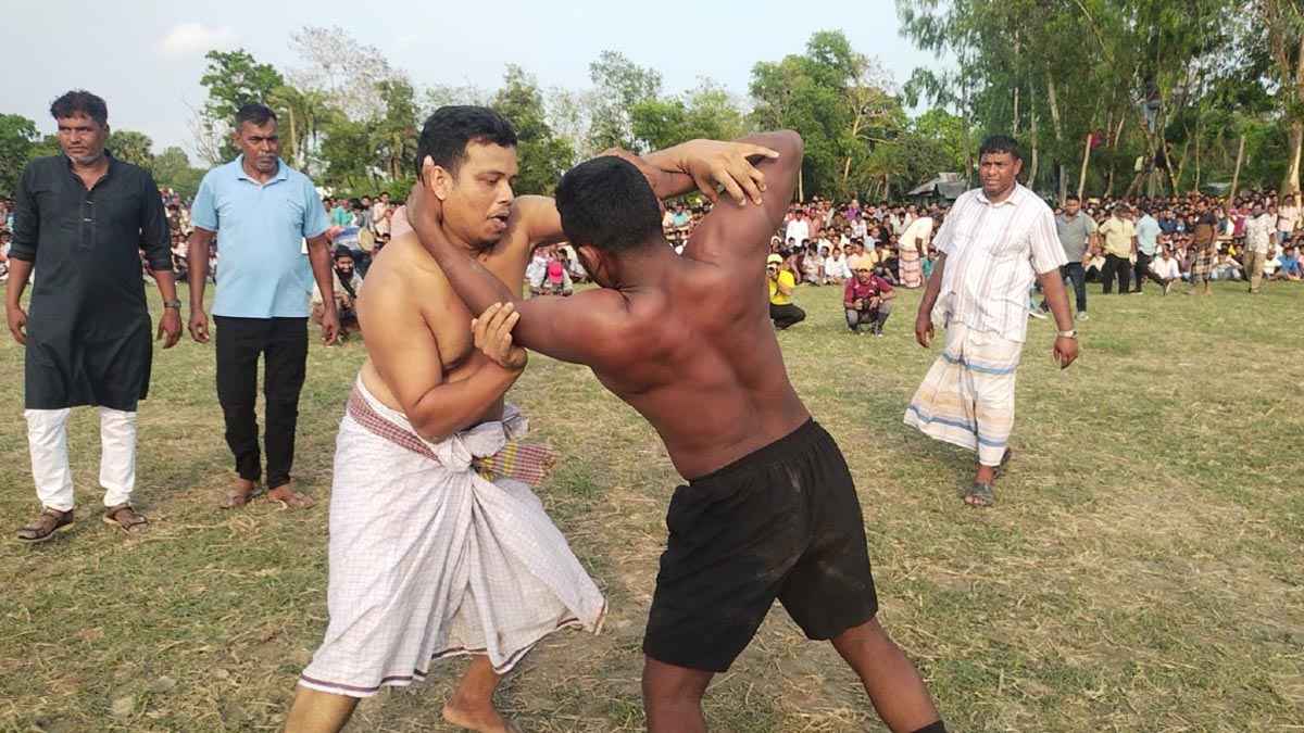 মিরসরাইয়ে গ্রাম-বাংলার ঐতিহ্য “বলী খেলা’ দেখতে মানুষের ঢল