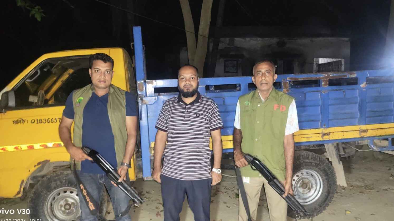 মিরসরাইয়ে ২৫ ঘনফুট গামার ও আকাশমণি কাঠ আটক