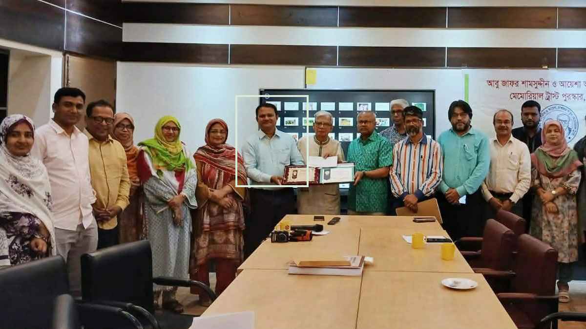 জাবিতে বিশেষ সম্মাননা পেলেন শিক্ষক মিজানুর রহমান