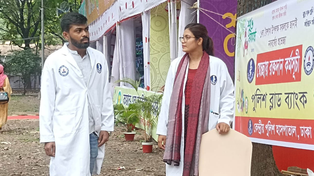 অন্যরা আনন্দে ব্যস্ত, মনিরা ডাকছেন রক্ত দিতে