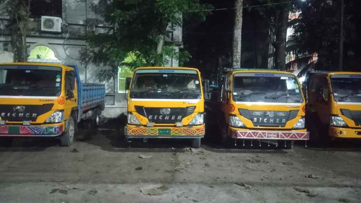 ধলাই নদী থেকে অবৈধ বালু উত্তোলন: একজনের কারাদণ্ড, ৪ ট্রাক জব্দ