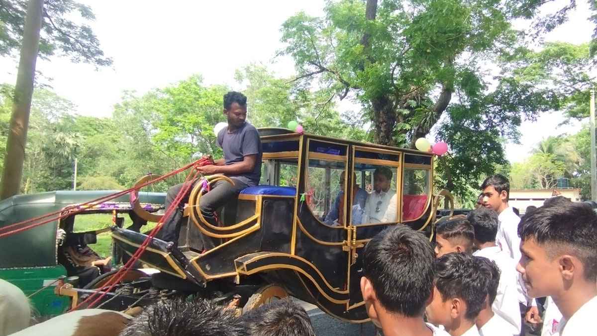 ঘোড়ার গাড়িতে রাজকীয় বিদায়, ভালোবাসায় সিক্ত প্রিয় শিক্ষক