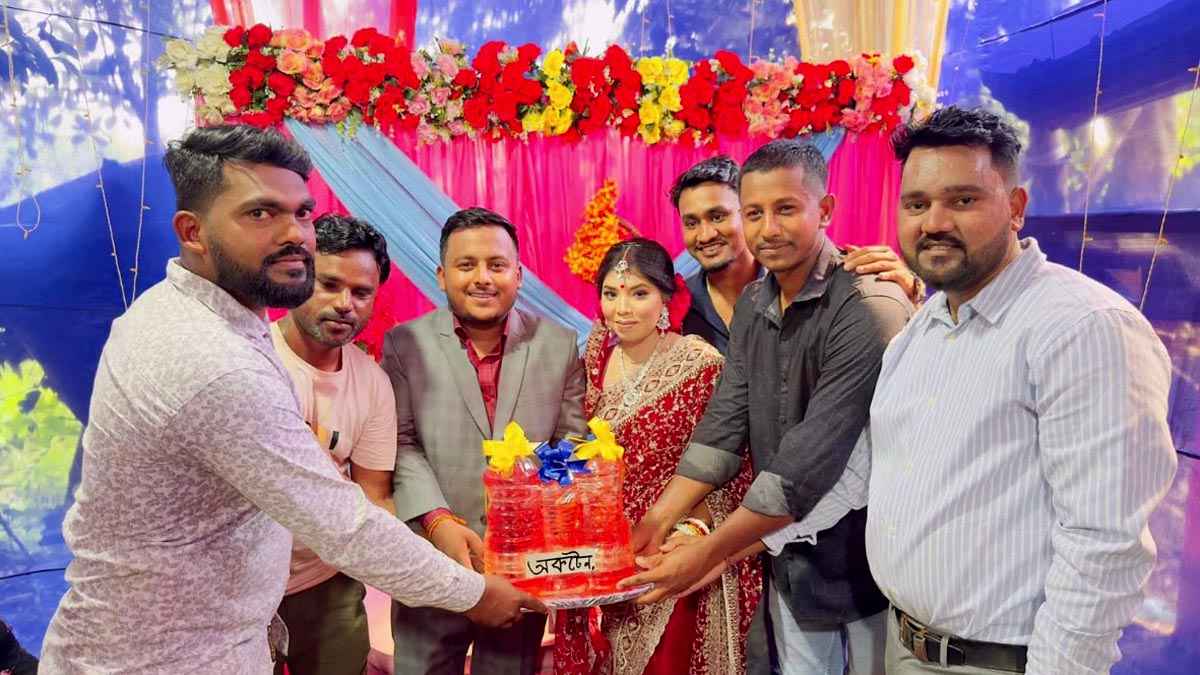 বউভাত অনুষ্ঠানে নবদম্পতিকে জ্বালানি তেল উপহার