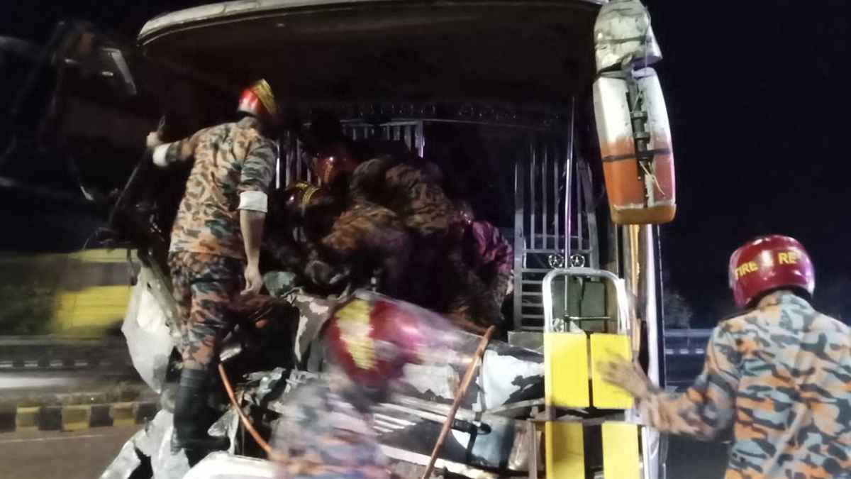 এক্সপ্রেসওয়েতে বাস নিয়ন্ত্রণ হারিয়ে রেলিংয়ে ধাক্কা, আহত ১২