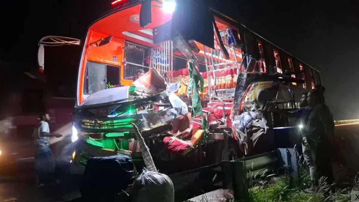 এক্সপ্রেসওয়েতে কাভার্ড ভ্যান-বাসের সংঘর্ষ, নিহত ১