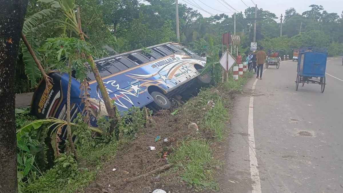 নলছিটিতে নিয়ন্ত্রণ হারিয়ে বাস খাদে, ১০ যাত্রী আহত
