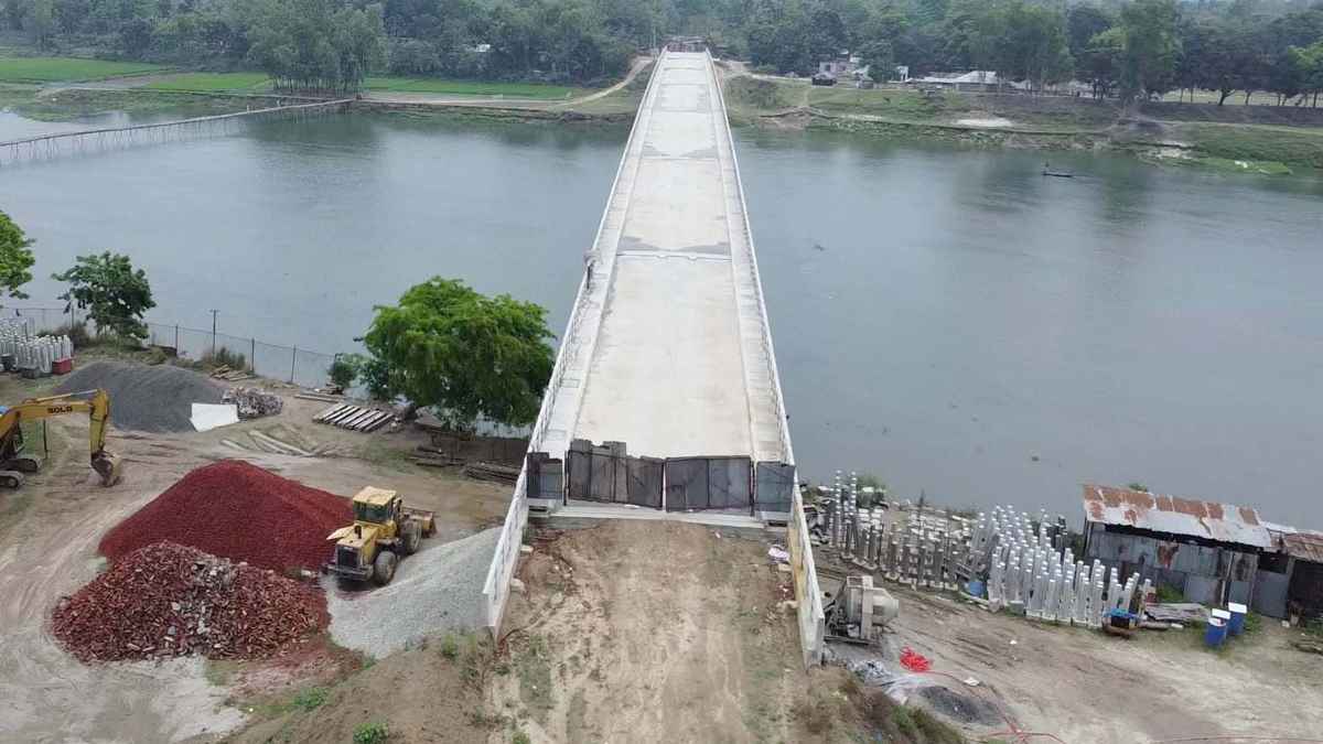 কাজে আসছে না ৩০ কোটি টাকার সেতু, বাঁশের সাঁকোয় পারাপার