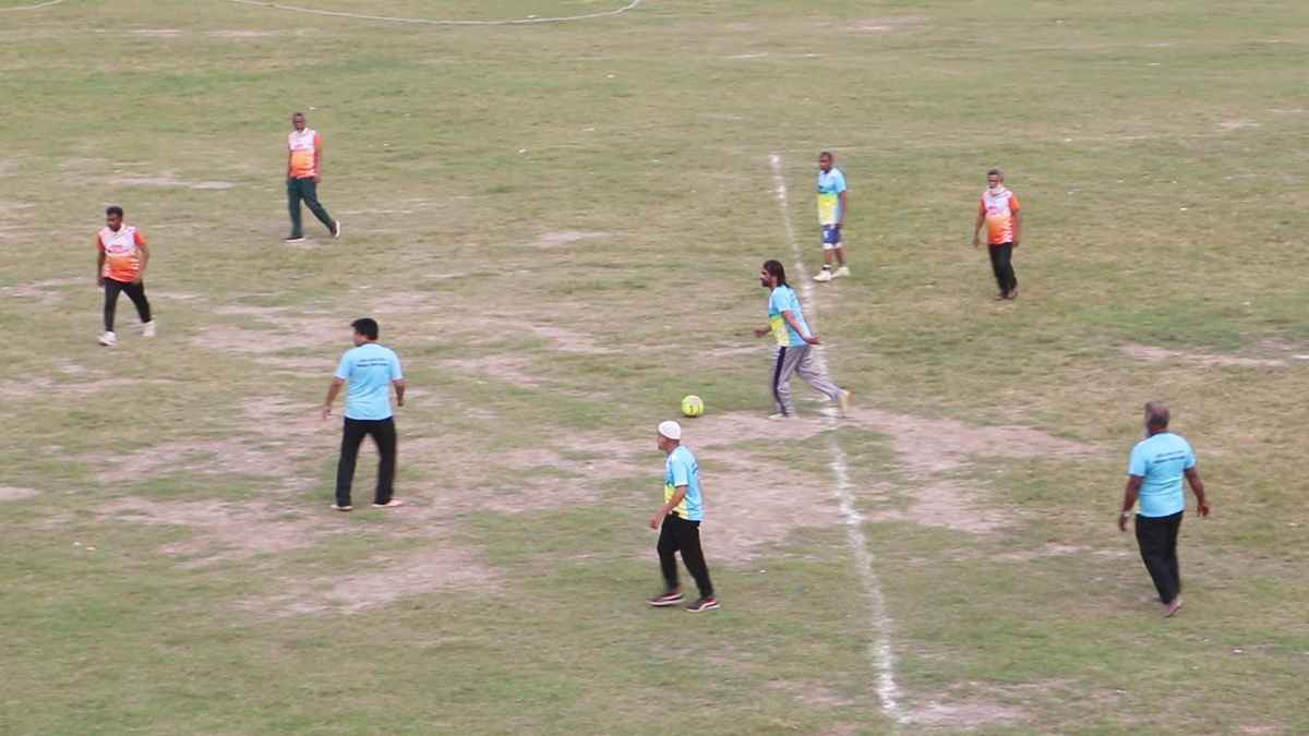 নওগাঁয় মাঠ মাতালেন সোনালী সময়ের ফুটবলাররা