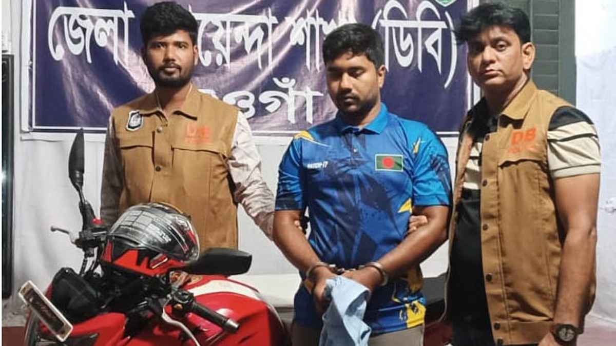 নওগাঁয় সড়কে স্কুলছাত্রীকে ইভটিজিং, যুবক গ্রেফতার