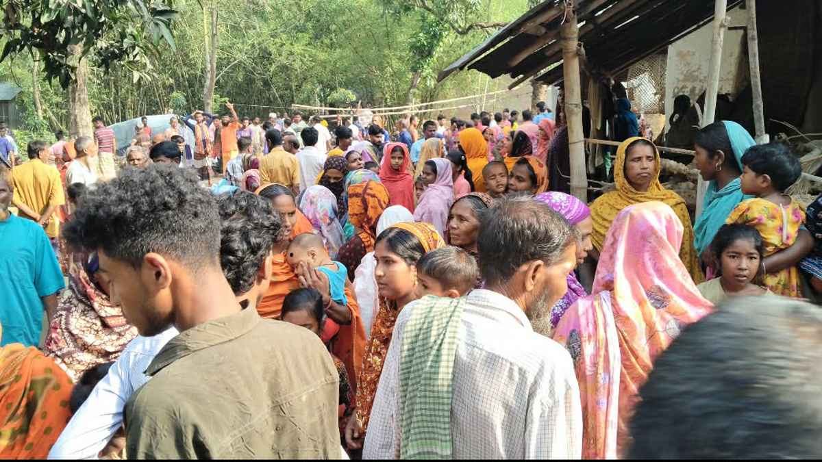 নওগাঁয় একই পরিবারের চারজনকে গলা কেটে হত্যা 