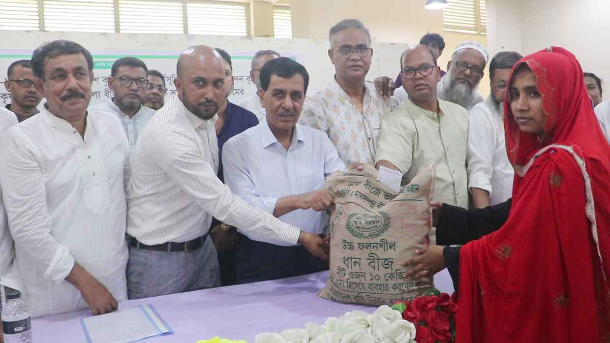 নওগাঁয় পাঁচ হাজার কৃষক পেলেন বিনামূল্যে বীজ-সার