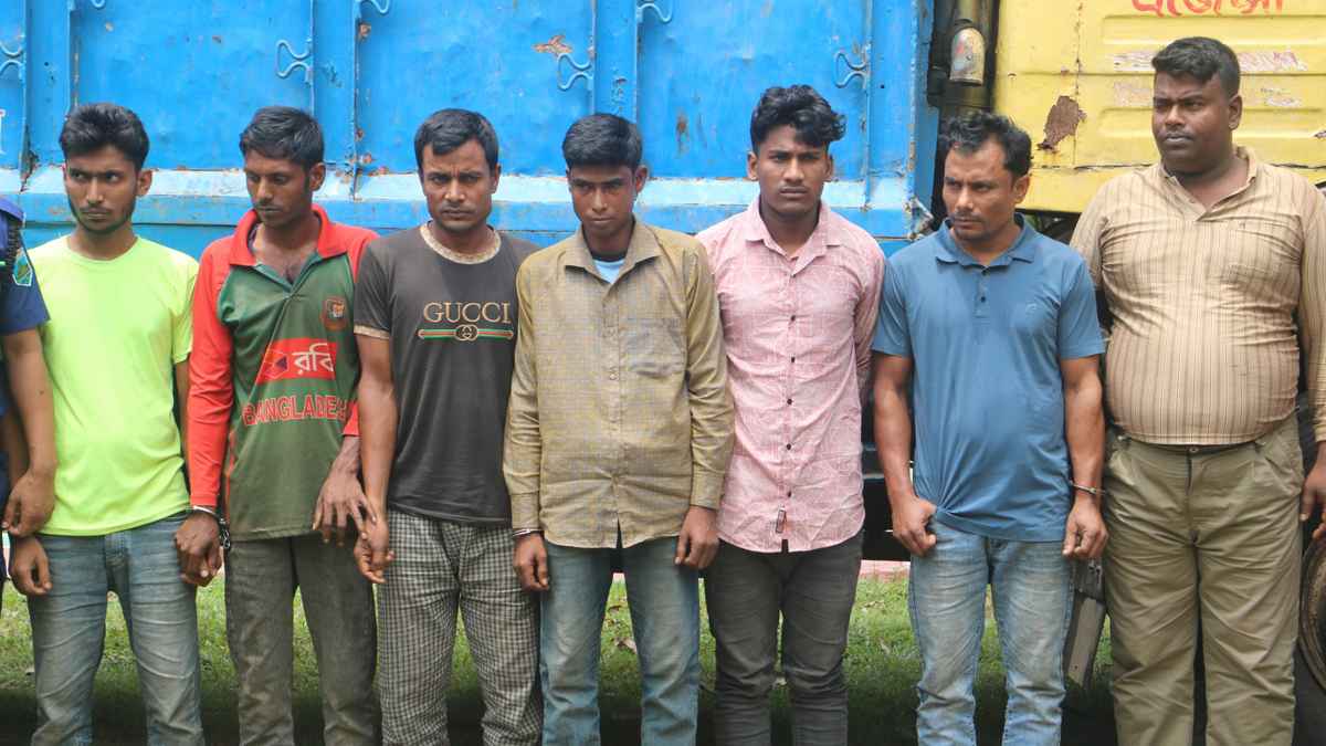 নওগাঁয় ডাকাতির প্রস্তুতিকালে দেশি অস্ত্রসহ ৭ ডাকাত সদস্য গ্রেফতার