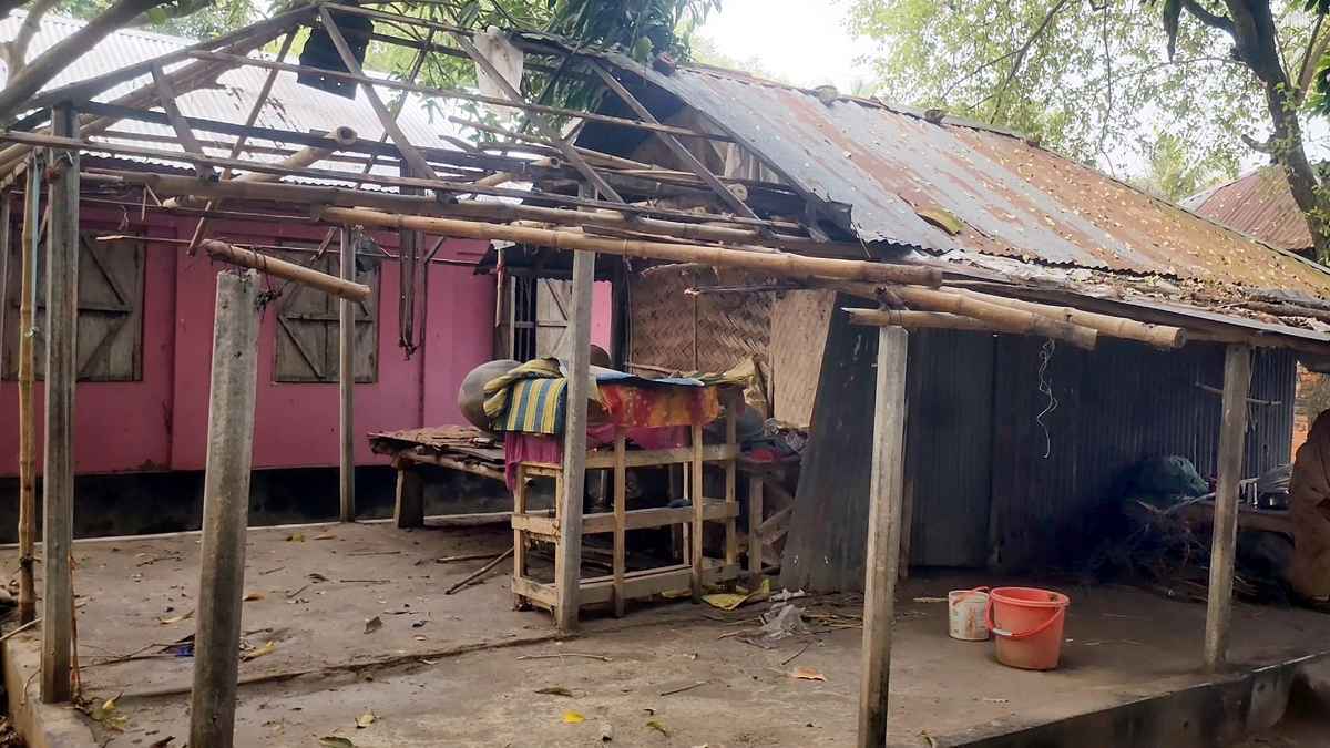 নড়াইলে টাকা না পেয়ে ঘরের টিন খুলে নিল পাওনাদার