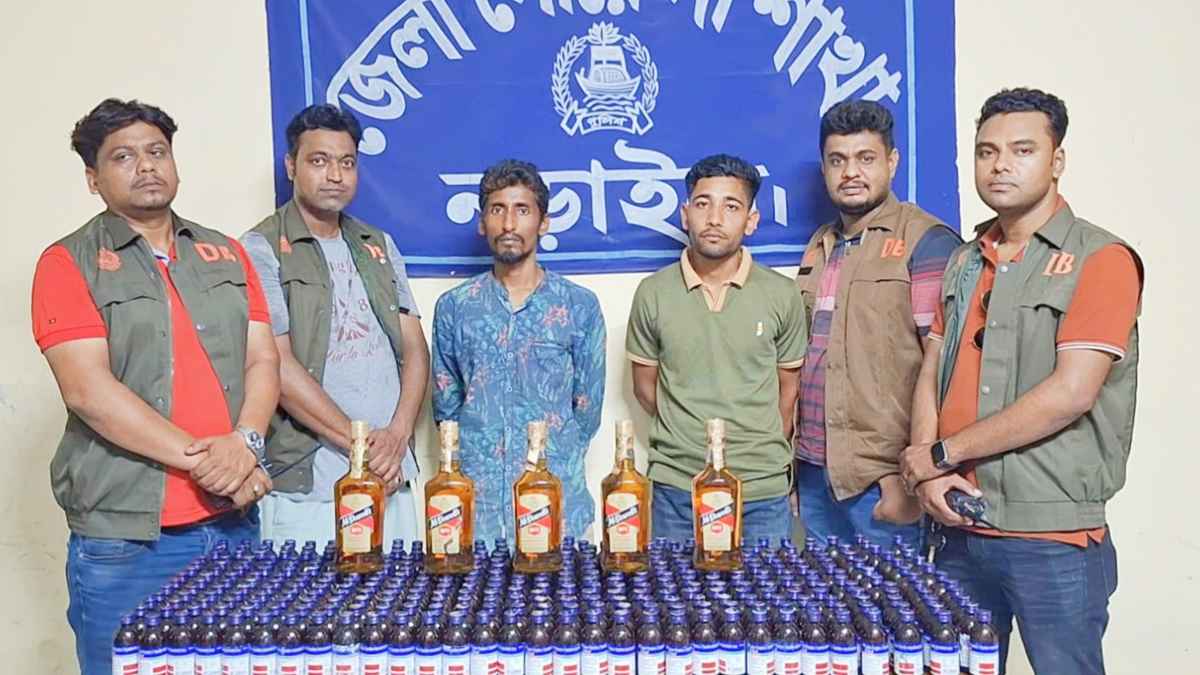প্রাইভেটকারে রাখা বস্তায় মিলল ৩৯৮ বোতল ইসকাফ, বিদেশি মদসহ আটক ২