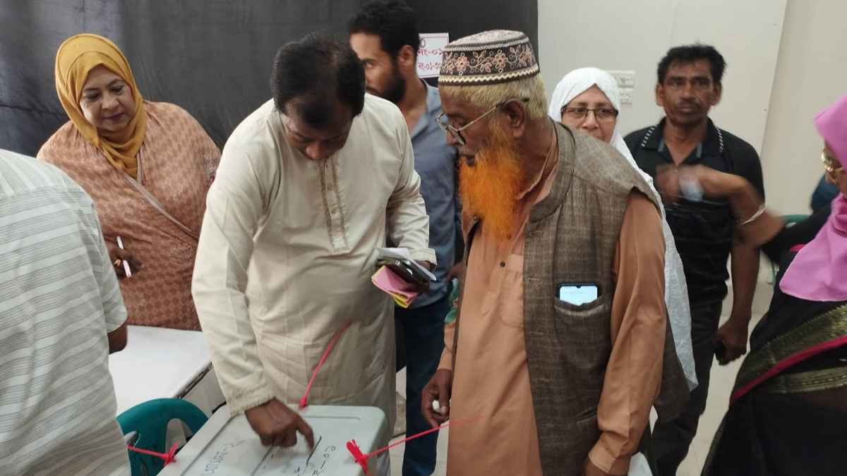 নড়াইলে প্রথম ব্যালটে ভোট দিচ্ছেন রেড ক্রিসেন্টের ভোটাররা