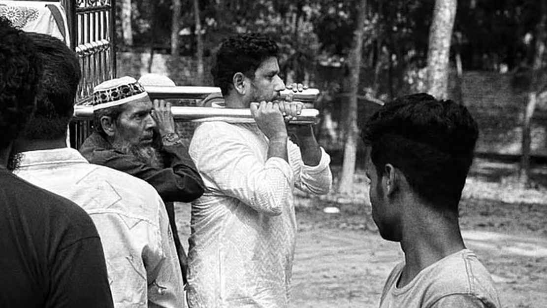 ফাহাদের কাঁধে বাবার লাশ, আপ্লুত পরিচালক দিলেন মায়ের লাশ বহনের ছবি