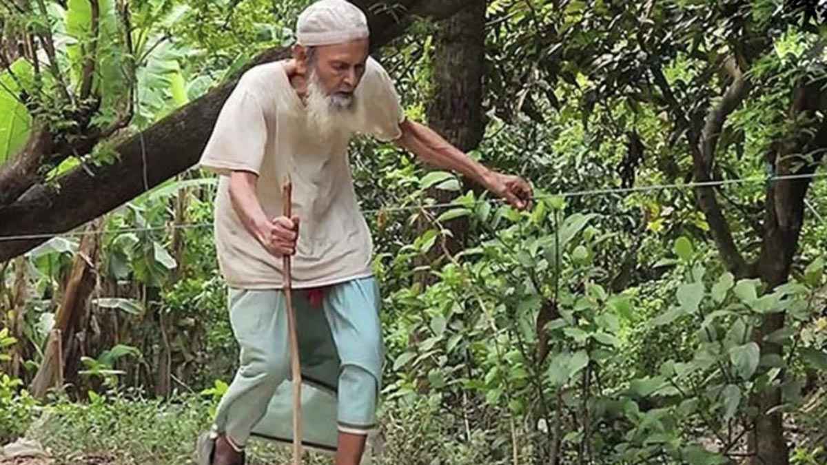 দড়ি ও বাঁশ ধরে মসজিদে যাওয়া সেই অন্ধ মুয়াজ্জিন মারা গেছেন