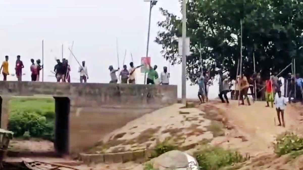 নাটোরে জমি নিয়ে দু’পক্ষের সংঘর্ষ, নারীসহ আহত ৩০