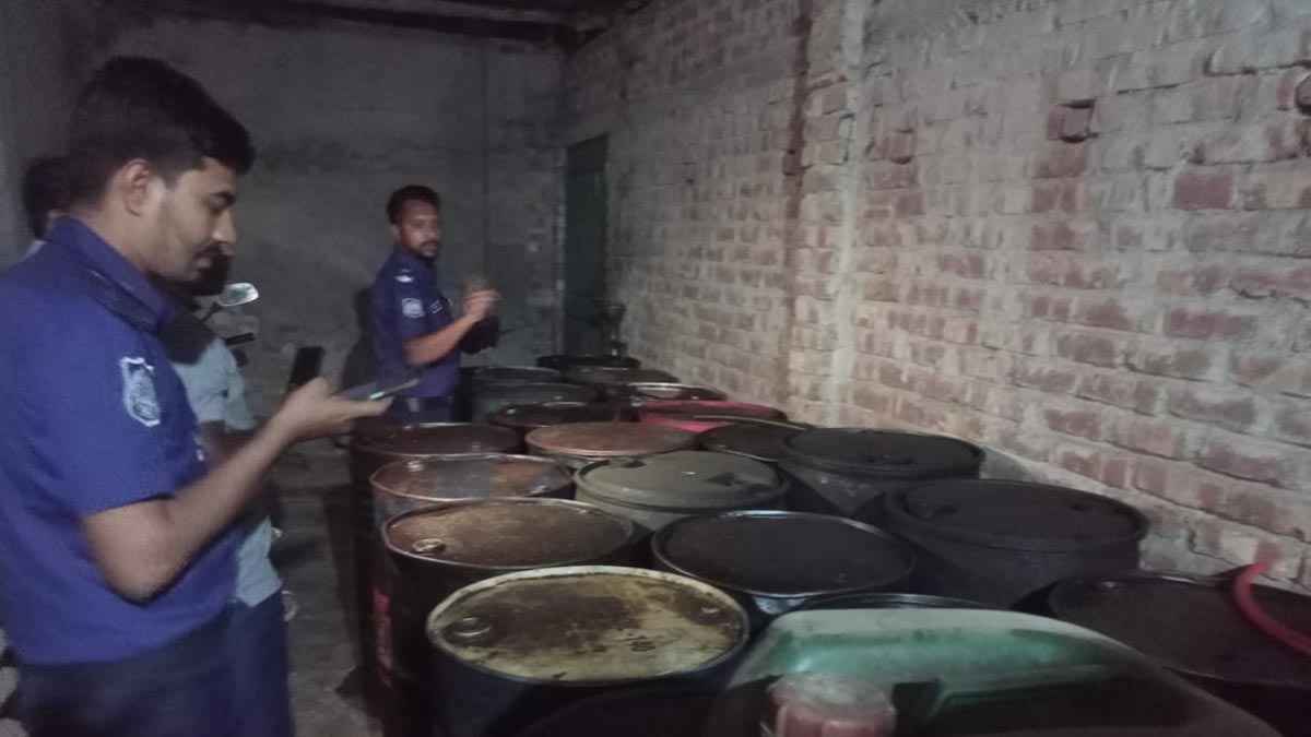 নেত্রকোনায় ৪৩০০ লিটার ডিজেল জব্দ 