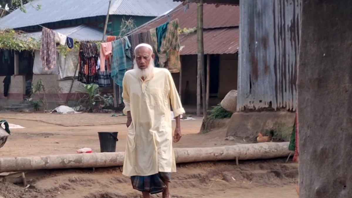  বৃদ্ধকে মৃত দেখিয়ে বয়স্ক ভাতা বন্ধ, দফতরে ধরনা দিয়েও সমাধান হচ্ছে না