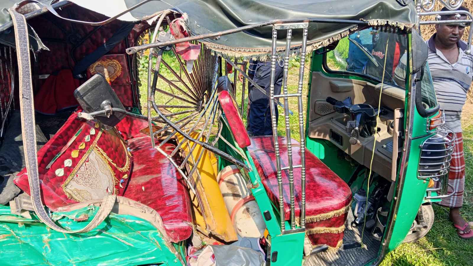 পরীক্ষা শেষে মাকে নিয়ে বাড়ি ফিরছিলেন কলেজছাত্রী, ট্রাকের ধাক্কায় আহত