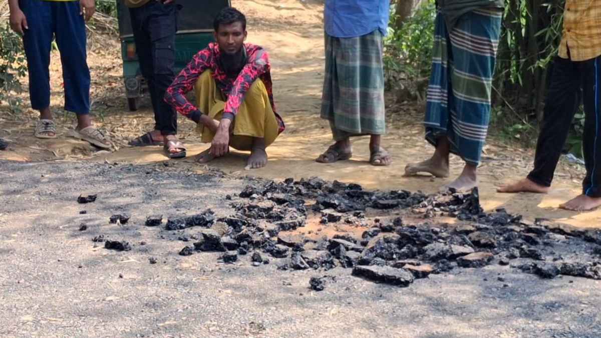 হাতের টানে উঠে যাচ্ছে সড়কের পিচ