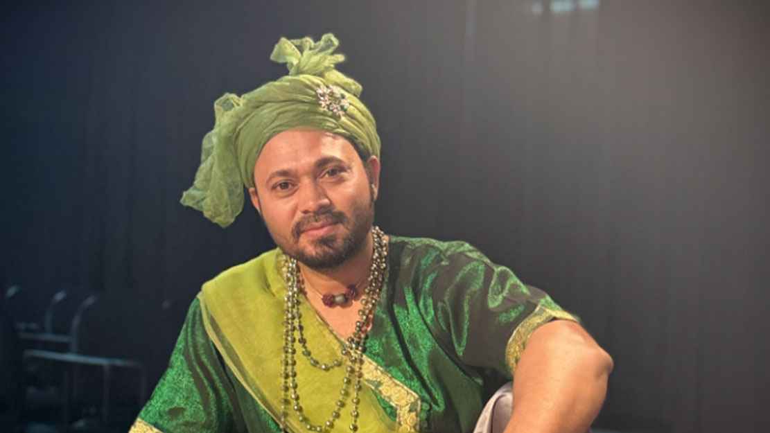 মঞ্চে নিশকের ঋতুরাজ চরিত্রে মুগ্ধ দর্শক